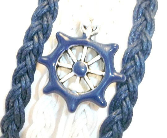 Pulsera estilo náutico en algodón azul y blanco con adorno de un timón. Raquel Jiménez  Artesanía 