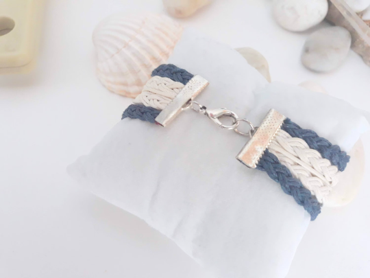 Pulsera estilo náutico en algodón azul y blanco con adorno de un timón. Raquel Jiménez  Artesanía 