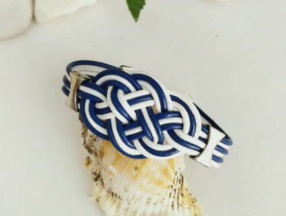 Pulsera con nudo marinero en cuero azul y blanco