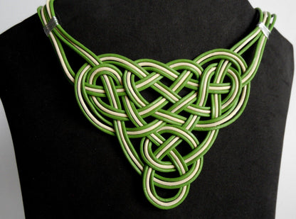 Collar étnico de cuero con nudo celta en dos colores