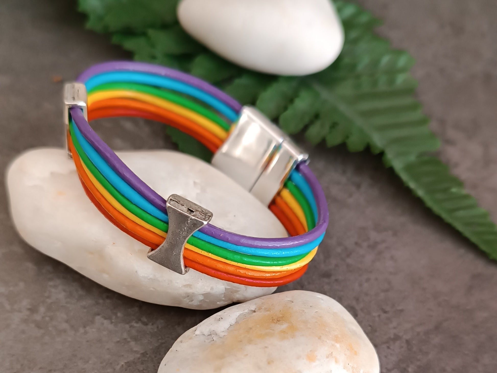 Pulsera arco iris de cuero con cierre magnetico 