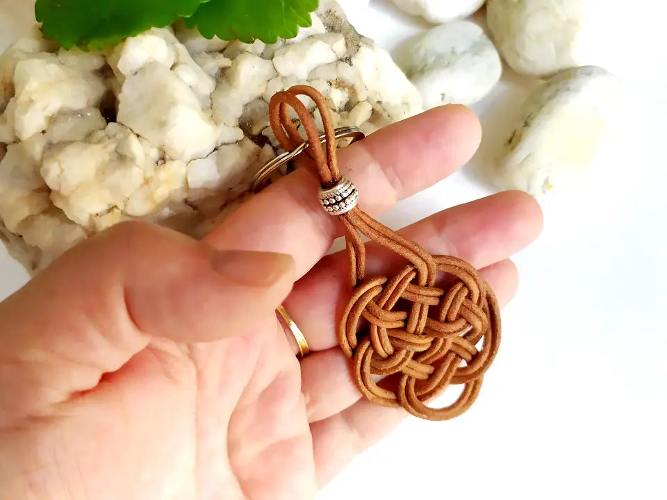 Porte-clés en cuir brut naturel tressé avec noeud celtique infini. – Raquel  Jiménez Artesanía