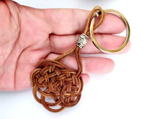 Porte-clés en cuir brut naturel tressé avec noeud celtique infini