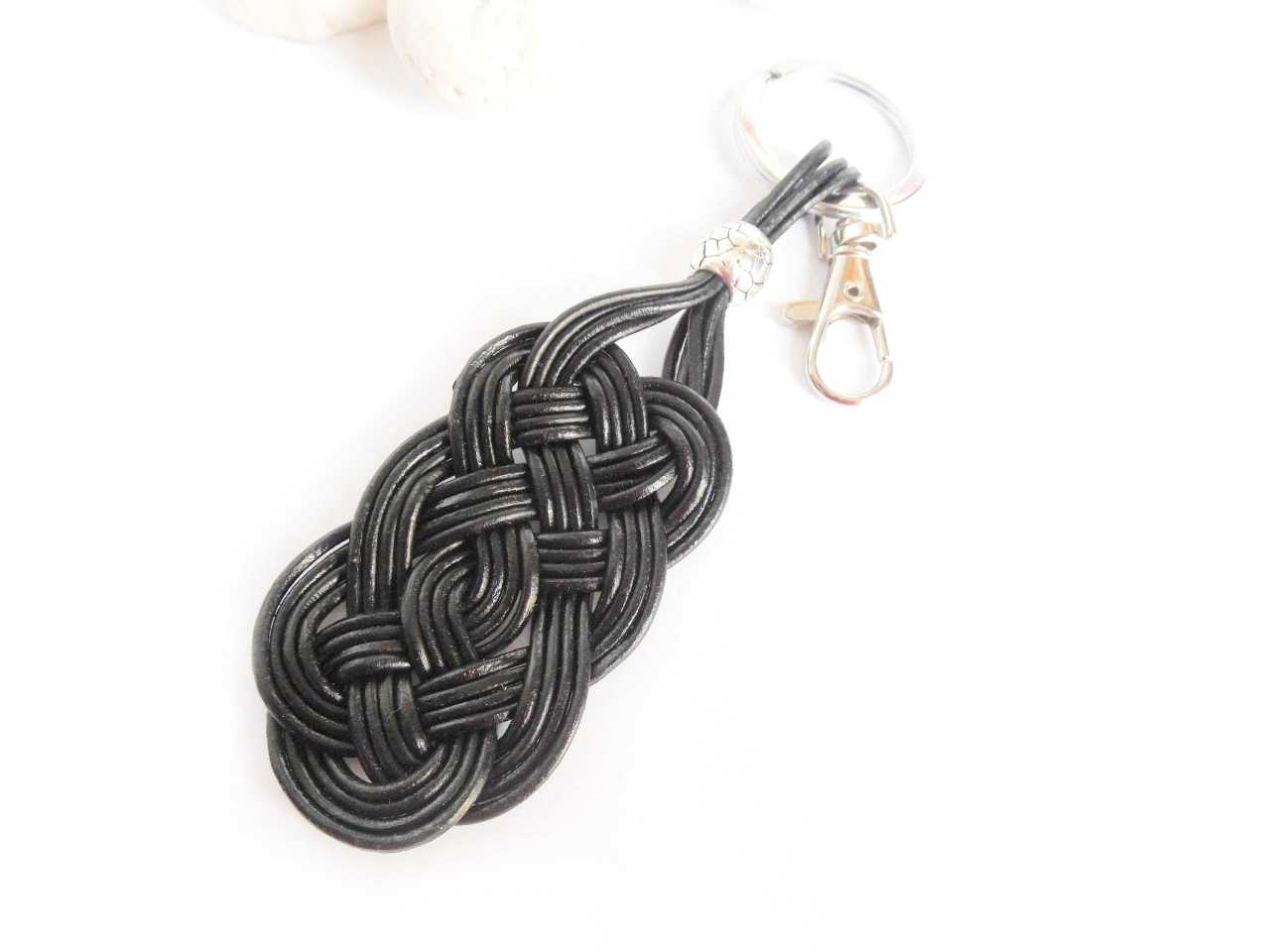 Porte-clés en cuir brut naturel tressé avec noeud celtique infini. – Raquel  Jiménez Artesanía