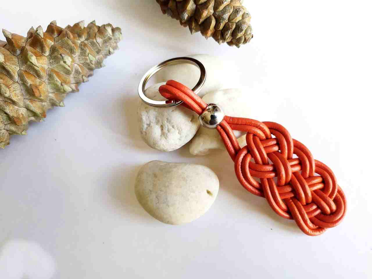 Porte-clés en cuir rouge tressé pour homme ou femme. – Raquel Jiménez  Artesanía