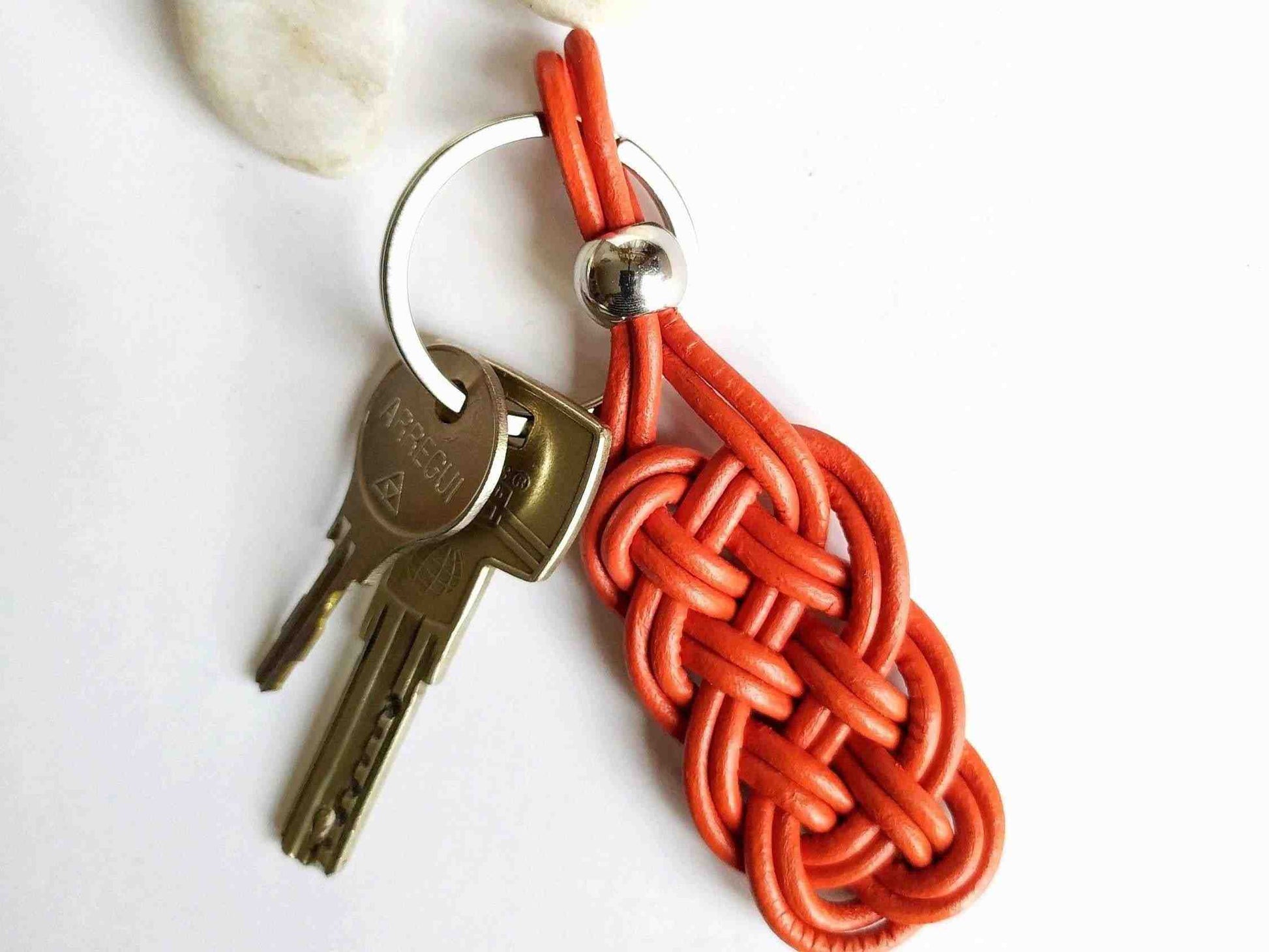 Porte-clés en cuir rouge tressé pour homme ou femme. – Raquel