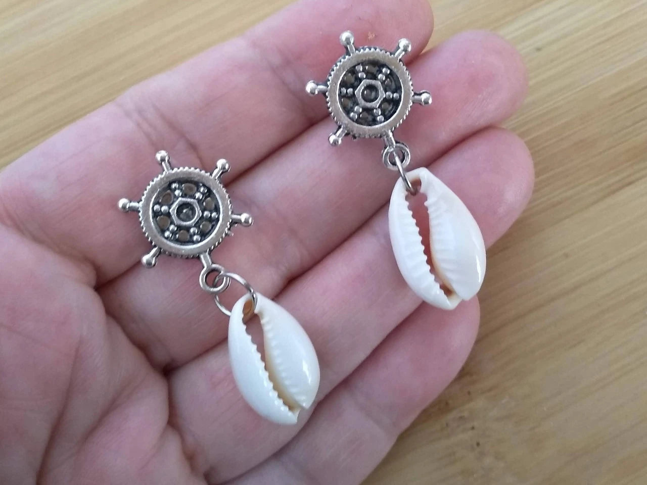 Earring with seashell and rudder