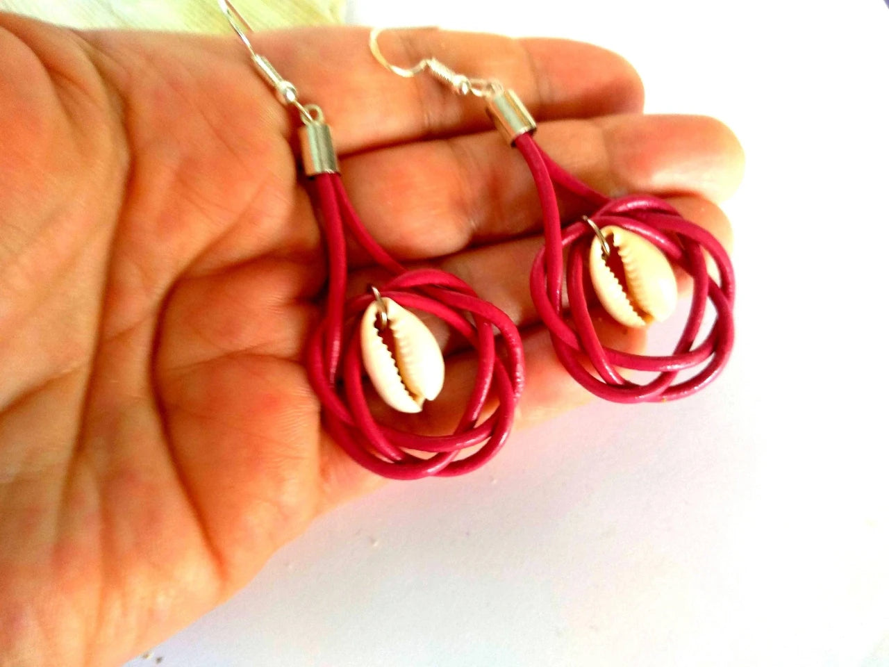 Leather and silver earrings with sea shell