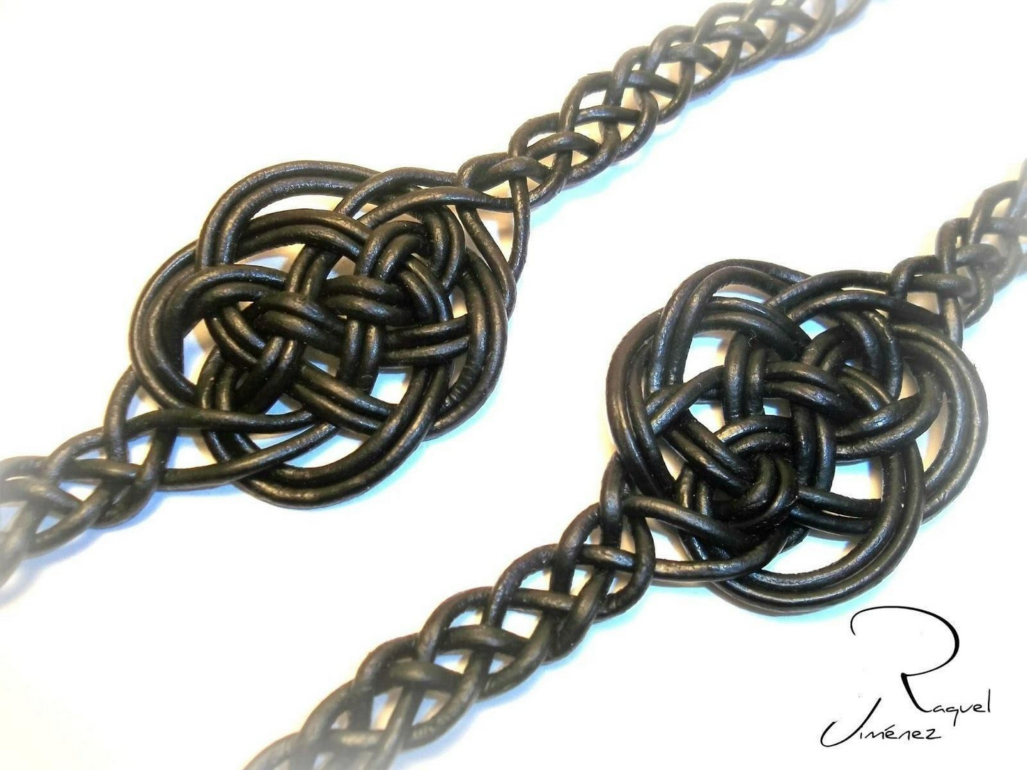 pulsera de cuero con el nudo celta del amor eterno. Raquel Jiménez Artesanía