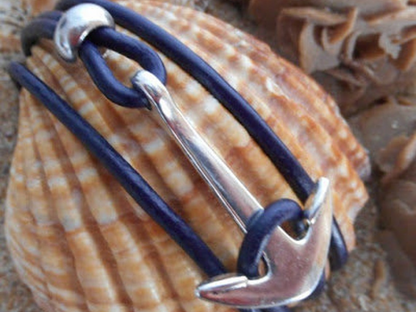 Bracelet en cuir bleu marine avec ancre marine