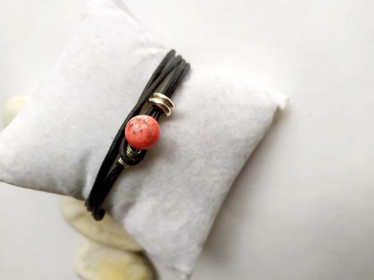 pulsera de cuero y coral rojo. Raquel Jiménez Artesanía