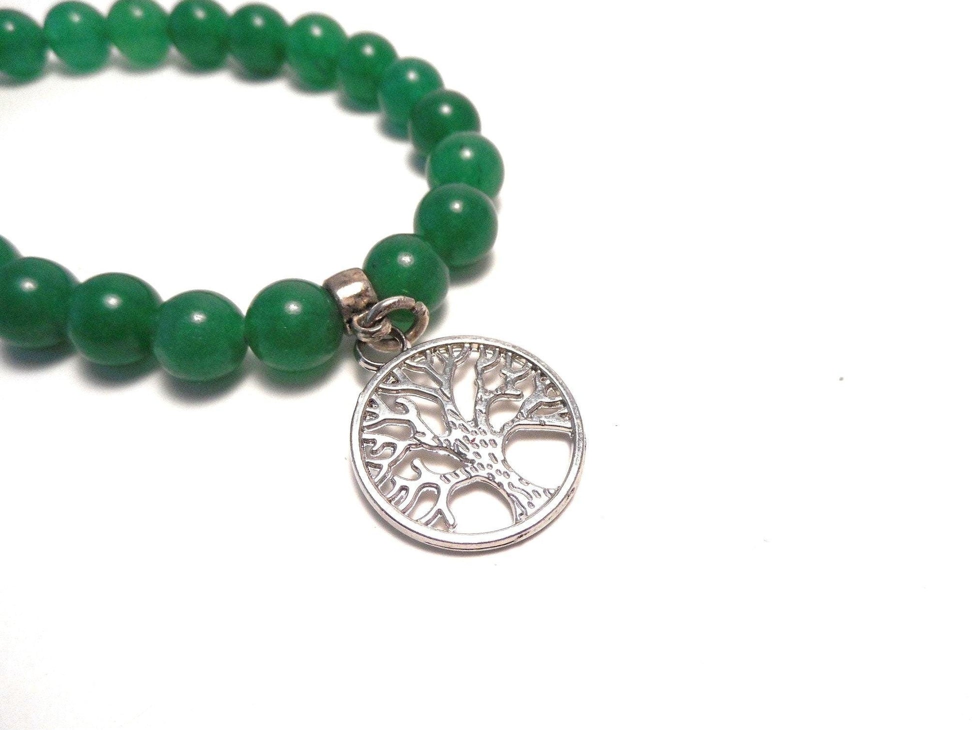 Pulsera verde con símbolos celtas