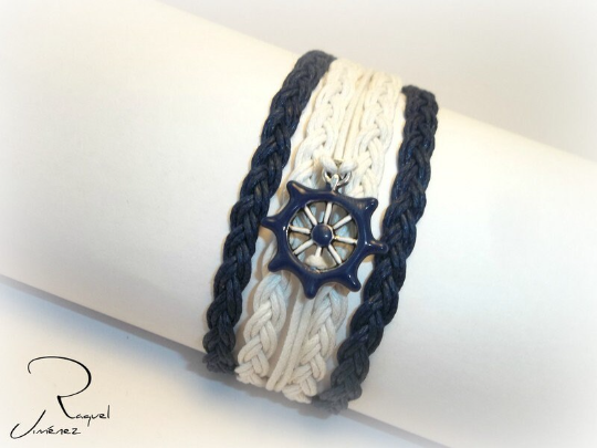 Pulsera estilo náutico en algodón azul y blanco con adorno de un timón. Raquel Jiménez Artesanía