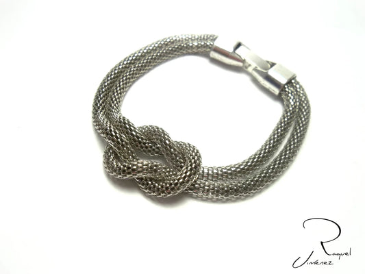 Bracelet tressé avec noeud marin.