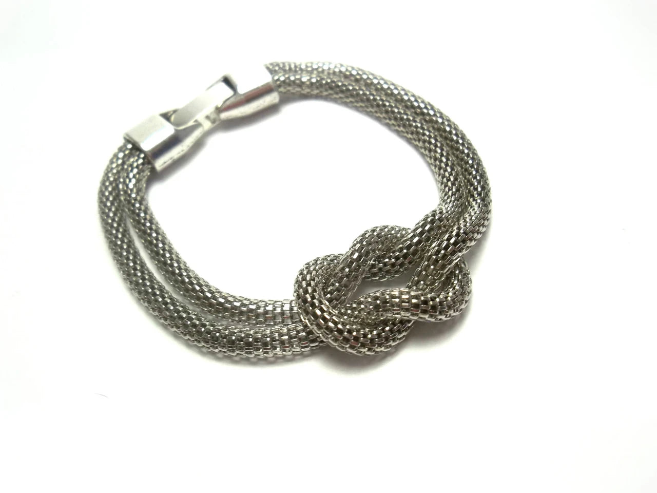 Bracelet tressé avec noeud marin.