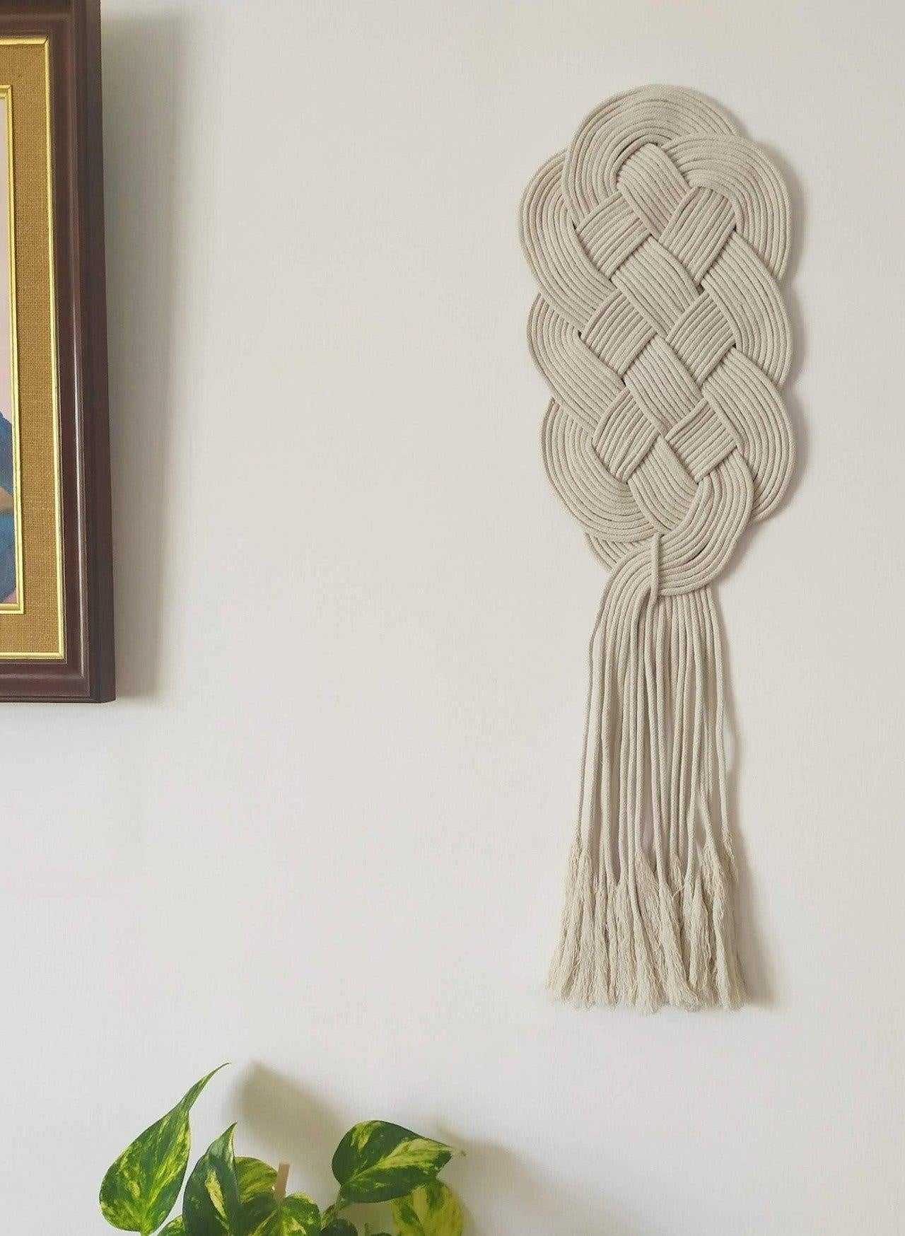 Tapisserie macramé nouée pour mur avec noeud celtique protecteur de la maison.